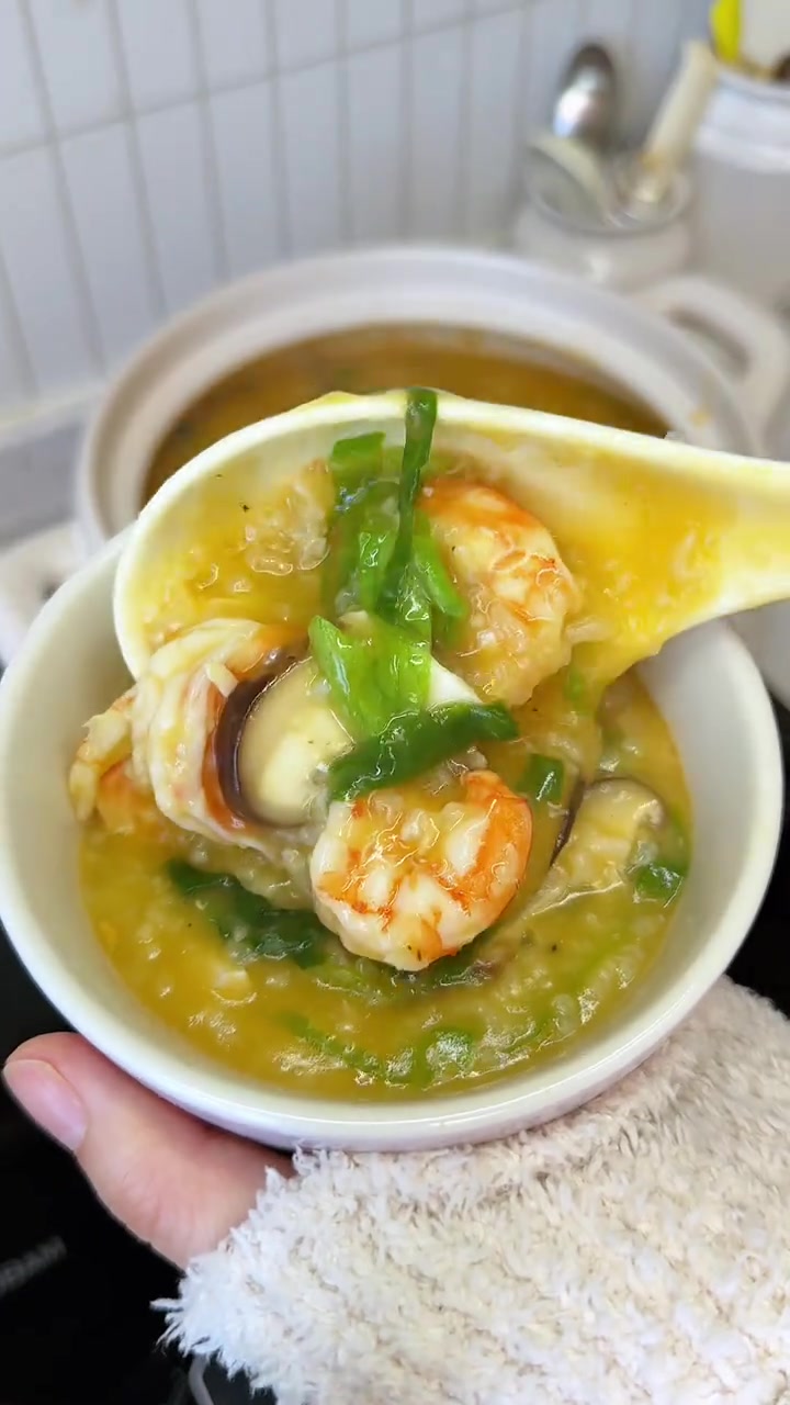 早上给家人做了一锅鲜美的鲜虾砂锅粥，暖心又暖胃