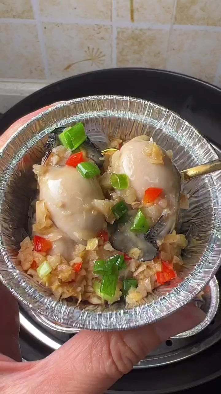 闽南人家常菜蒜蓉粉丝蒸生蚝，做法简单美味又好吃