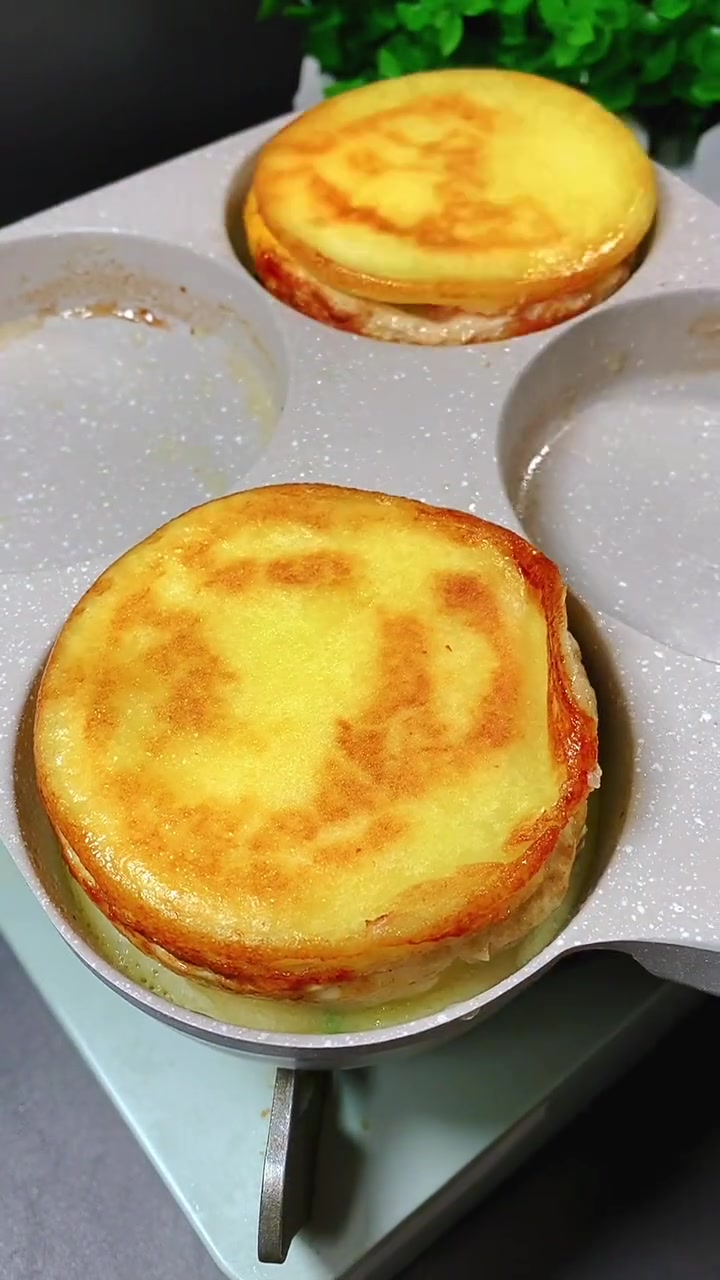 不用烤箱，在家就能做的鲜虾鸡蛋汉堡，鲜香松软，孩子很是喜欢