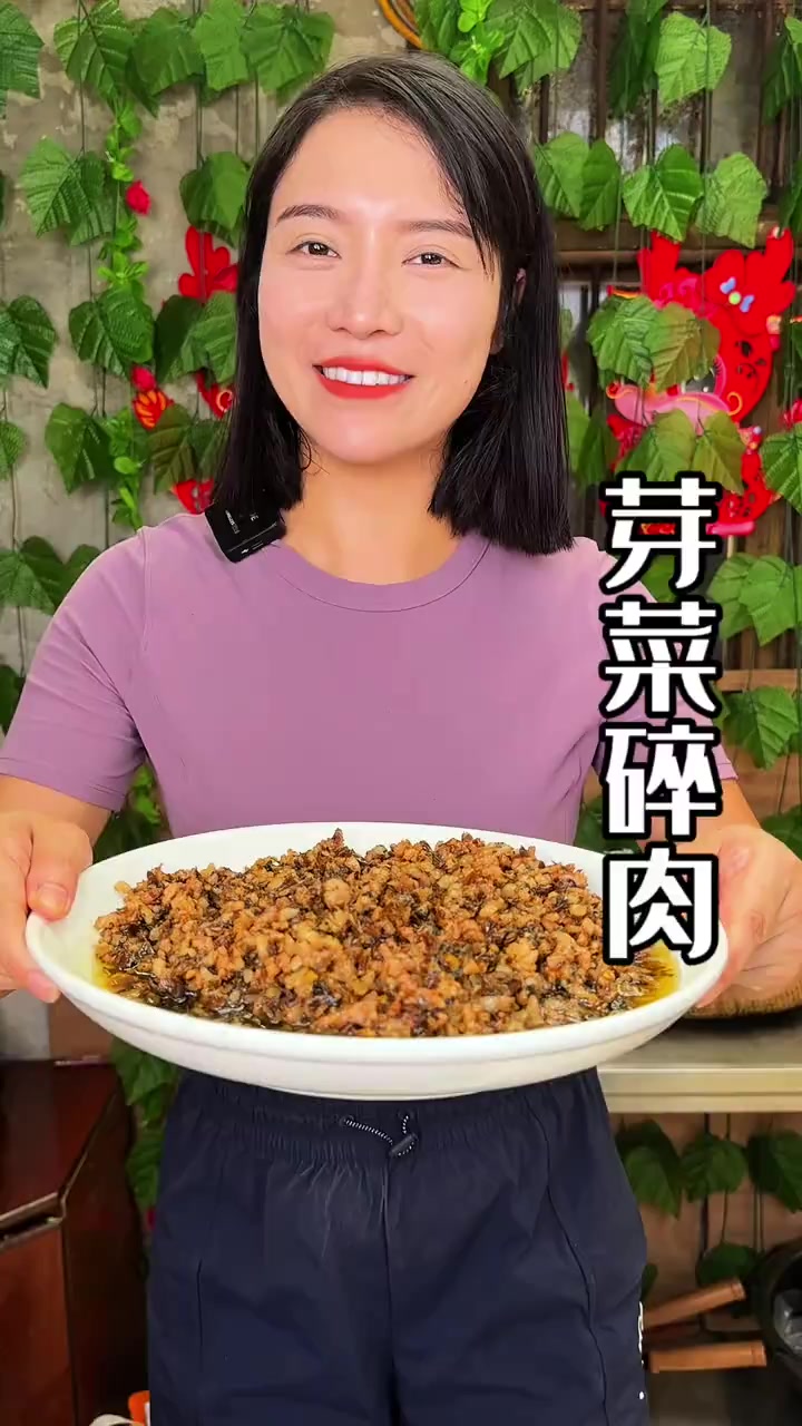 四川面绍子怎么做简单又好吃，女儿开学了我家里常备的芽菜肉末，做法简单，平时不想做饭炒蛋炒饭
