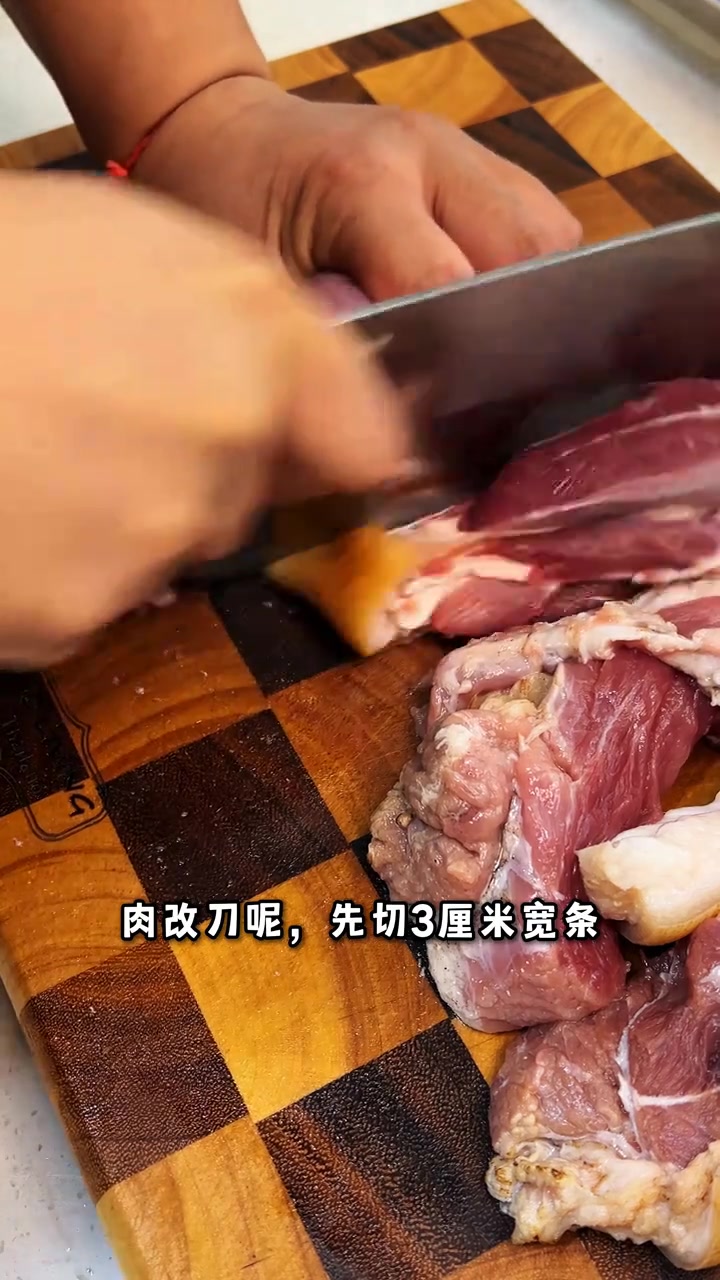 东北酱焖肘子肉，口感肥而不腻瘦而不柴