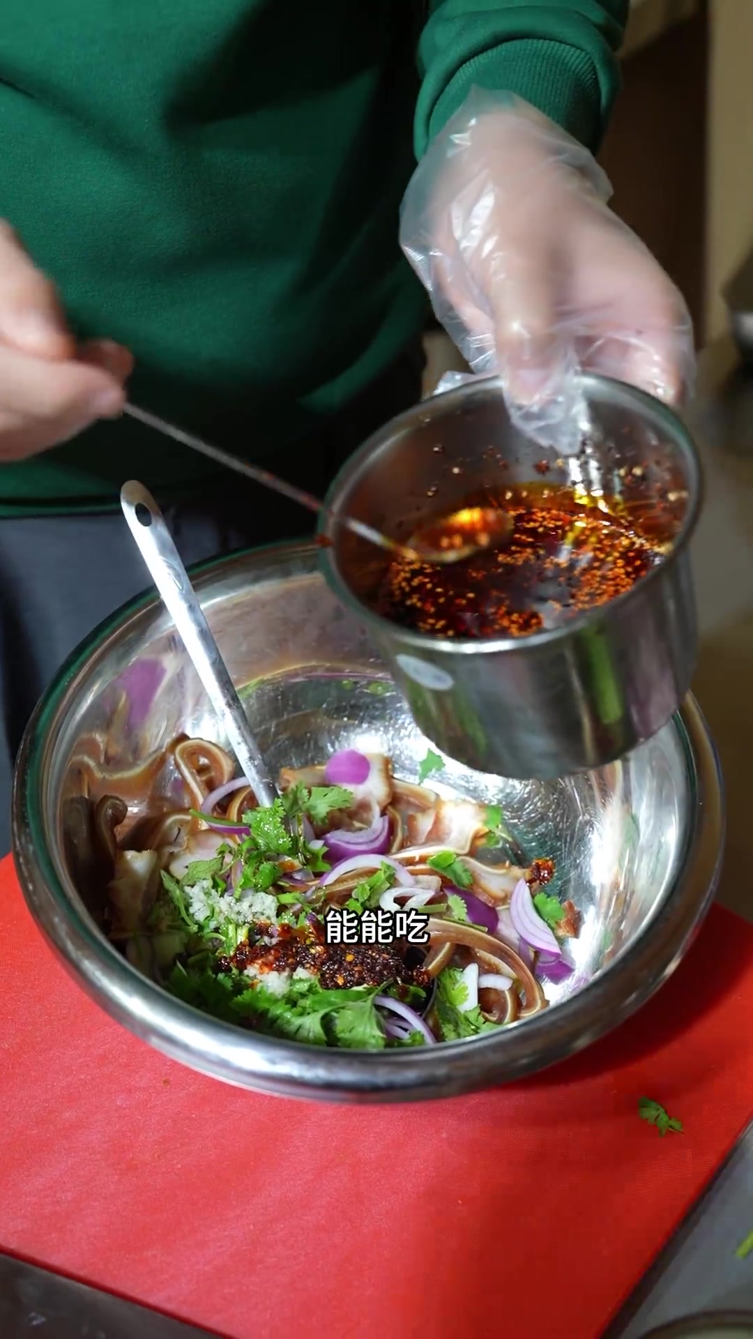 给大家表演个猪头肉最完美的吃法