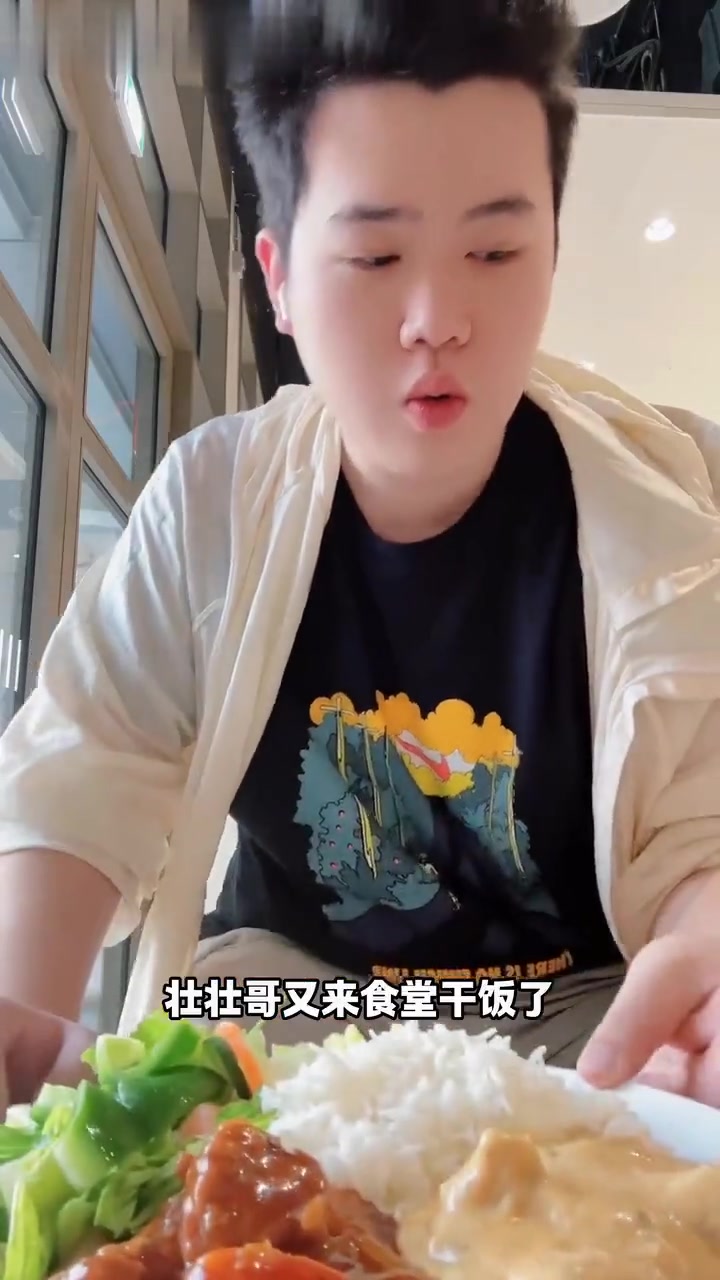 迪拜大学食堂生菜盲盒，可怜大三学长吃新生剩菜！