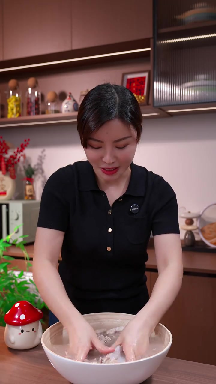 清炖羊排汤，这样做不仅没膻味，而且还很鲜美，搭配上白萝卜口感清甜好吃，朋友们可以试试哦