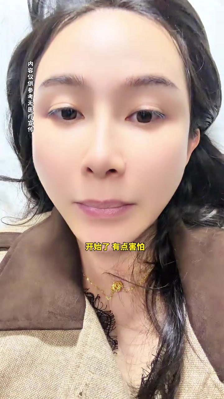 今天鼓起勇气去医院把长了十多年的肉痣终于去掉了，晚上老公给我们做晚饭