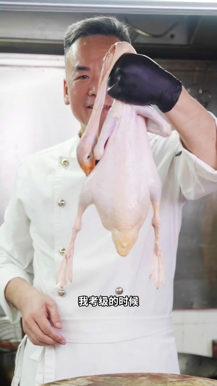 快失传的经典美食古法八宝鸭，知道什么叫八宝吗？这个创新八宝鸭你有听过吗？