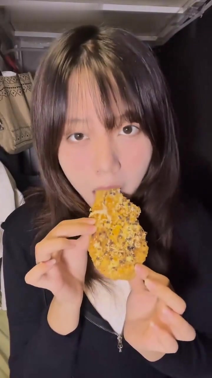 在宿舍品尝肉松海苔爆浆鸡排的美味