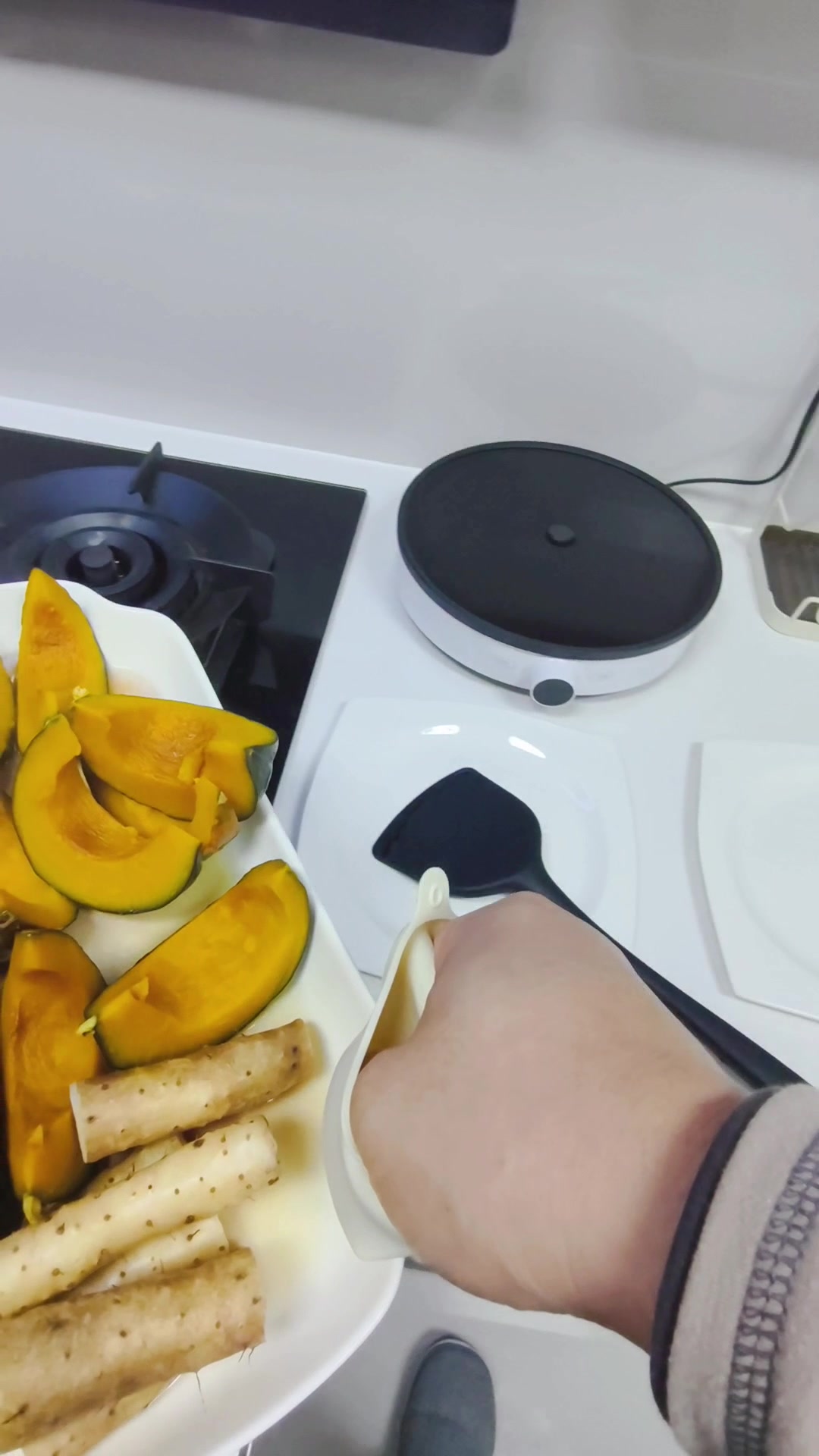 爸爸继续上岗做早饭,今天做了蒸杂粮三明治煎锅盔,配上紫米米糊