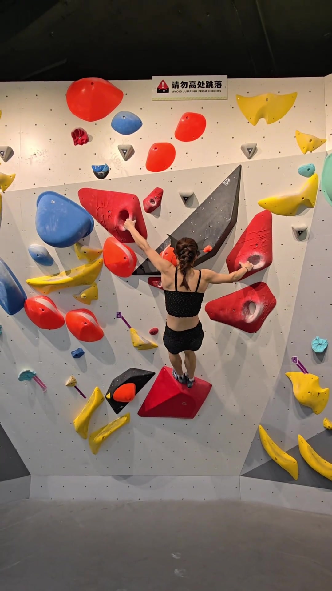 甜妹变肌肉女，攀岩小飞一下展现反差魅力