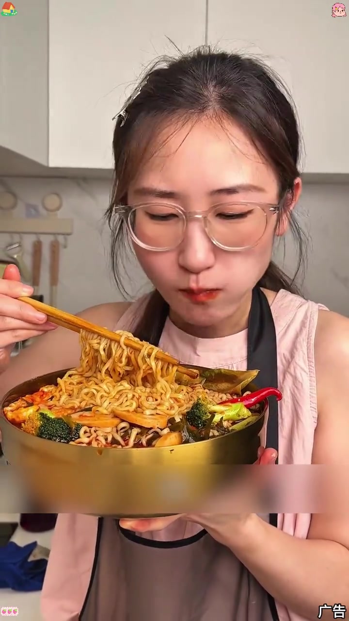 一大箱24包白象家的袋装方便面，还是四个口味真的好好吃啊！