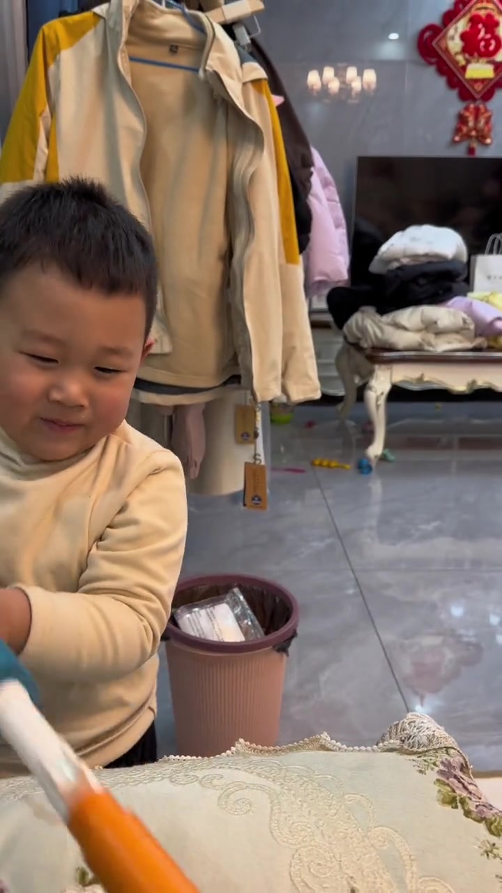 回家看到小外孙和妈妈快乐的唱着歌