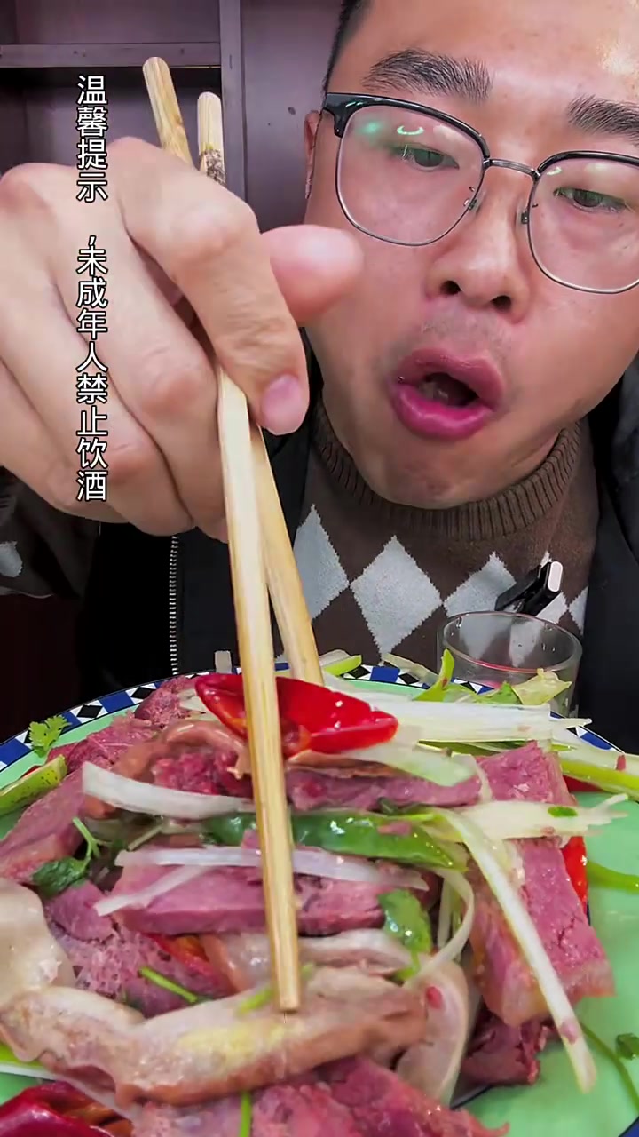 兄弟们，今天可以喝两个啦，凉拌了一盘驴板肠和驴肉外配一个驴肉火烧