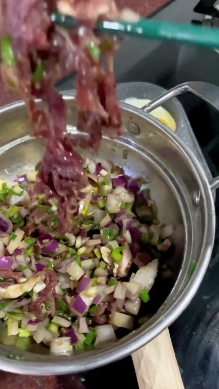 巨巨巨好吃的牛肉汉堡在家轻松就能完成，详细做法分享给大家，记得