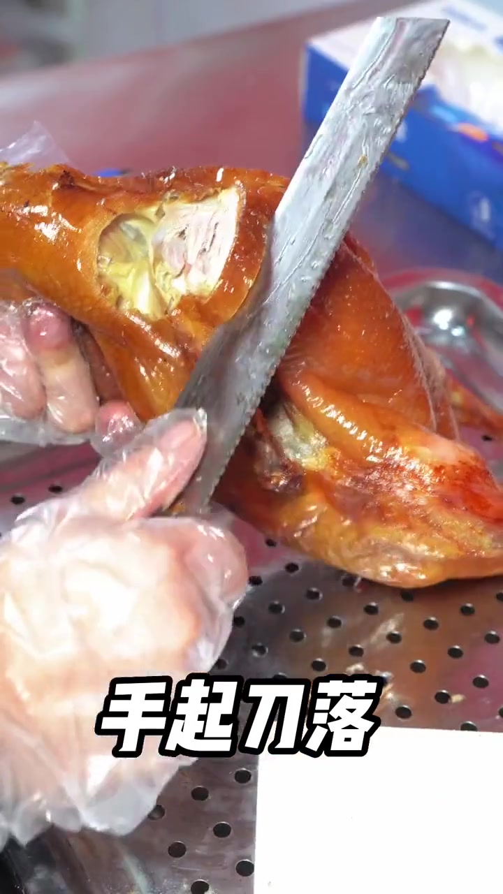 皮酥肉嫩的北京烤鸭在新会也能吃到正宗的啦！搭配荷叶饼蘸酱吃简直一流