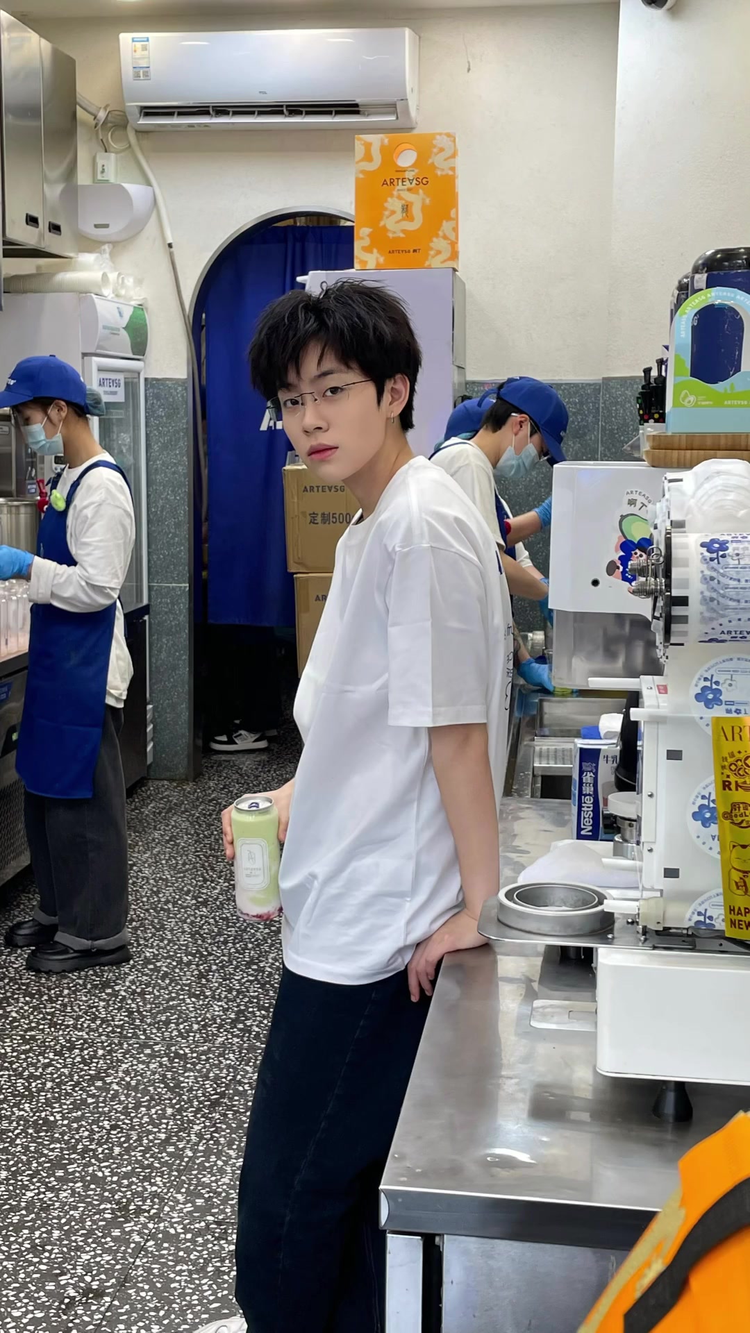 帅t担任ARTEASG啊T新加坡奶茶店长，牛油果节有惊喜？