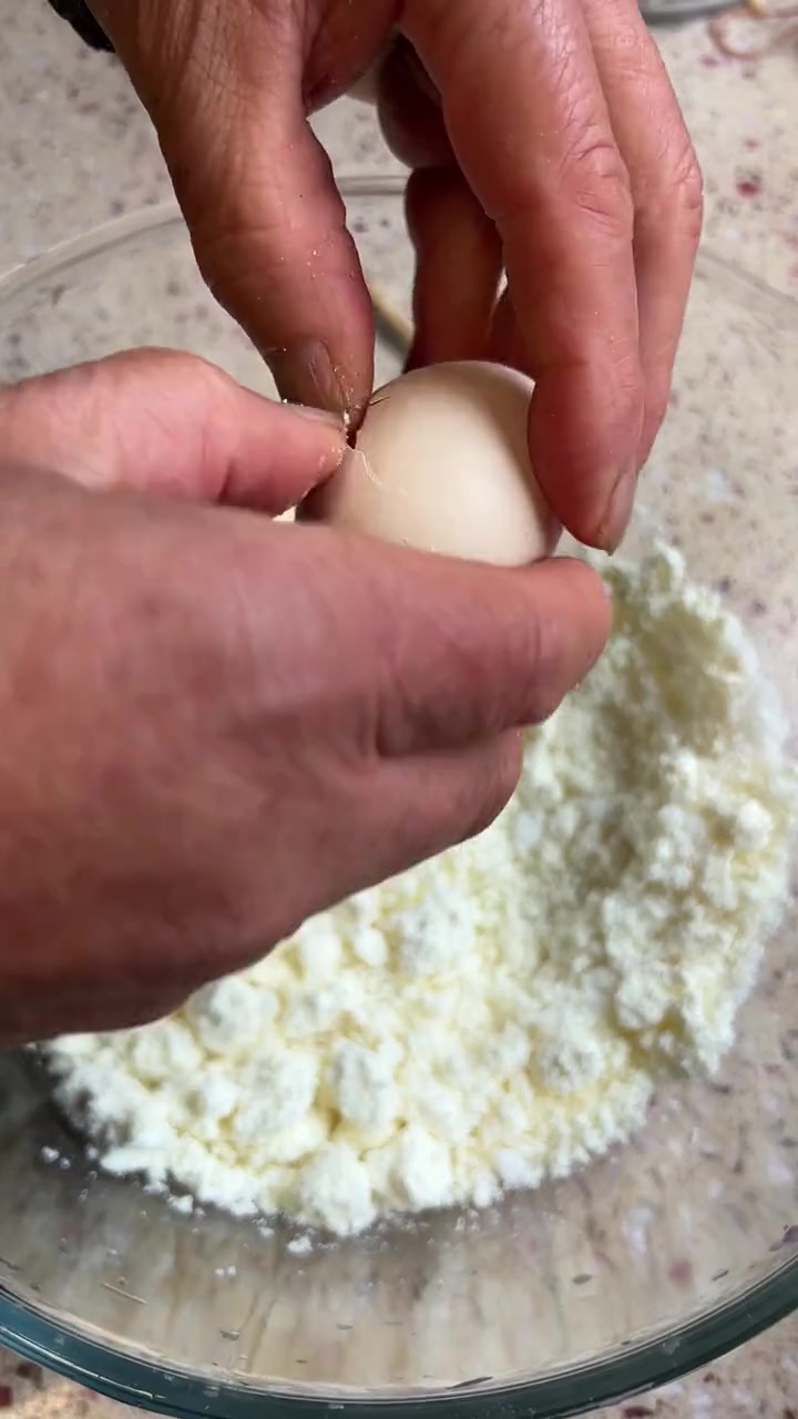 生日快到了，妈妈用最普通的工具做了芋泥巴斯克蛋糕