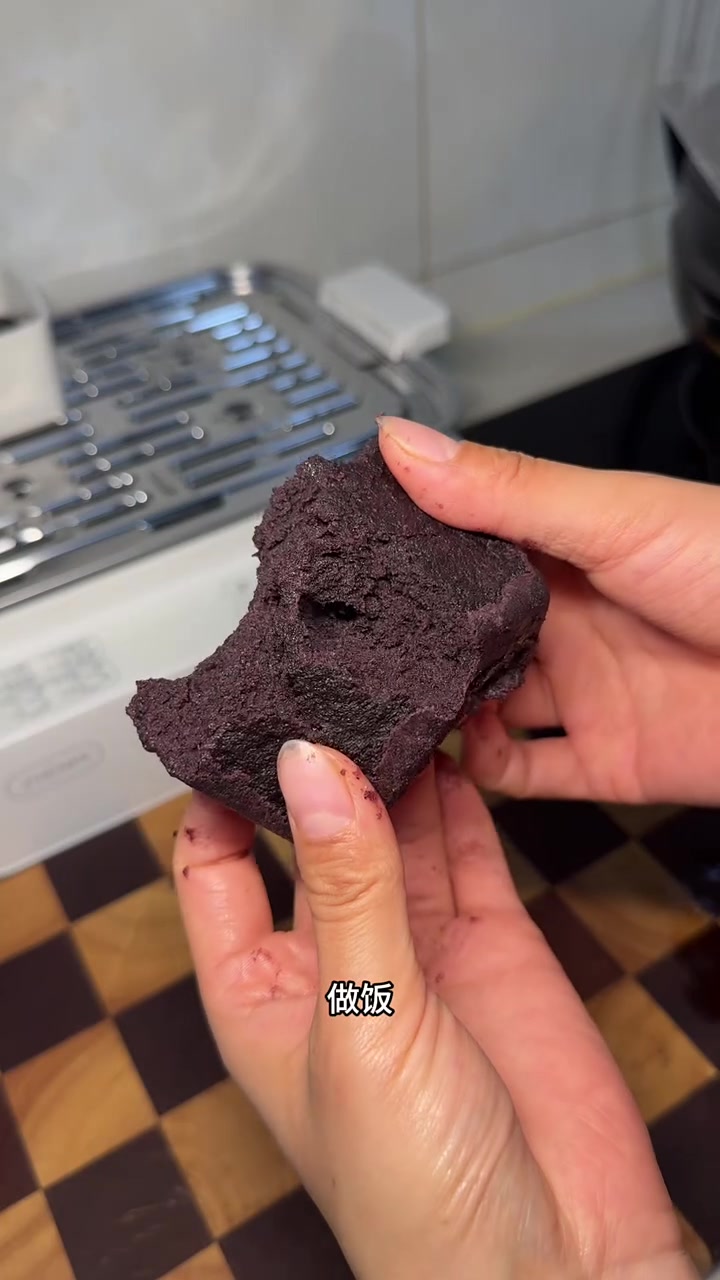 不费吗轻松搞定小学生早餐。多吃黑色食物好处多多。黑米提前用清水泡一夜，第二天就能做出超好吃