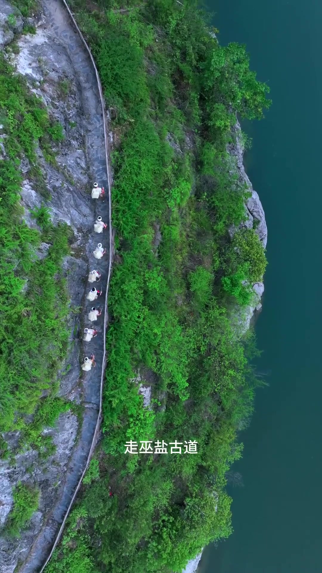 我们巫溪人,骨头里焐着腊肉的熏香,血脉里淌着大宁河的碧浪。吊脚楼要一木一榫的嵌,情义要用一