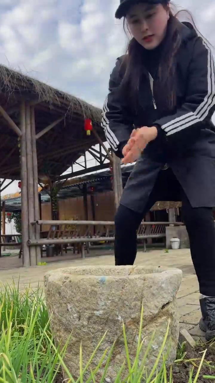 人生有许多事贵在尝试。叫花鸡原出于浙江，用泥巴把鸡包起来，架火烧泥巴，泥烧热了鸡也就熟了