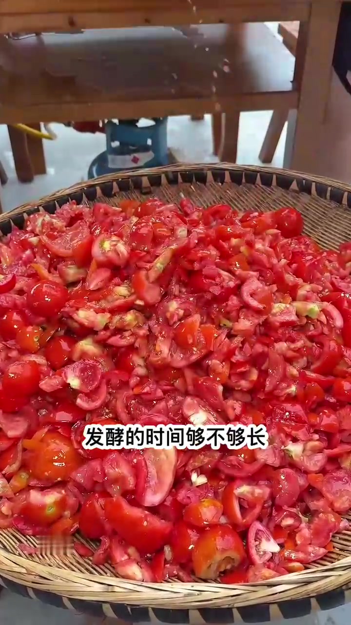 在双子塔对面，有一家很有特色的酸汤鱼火锅