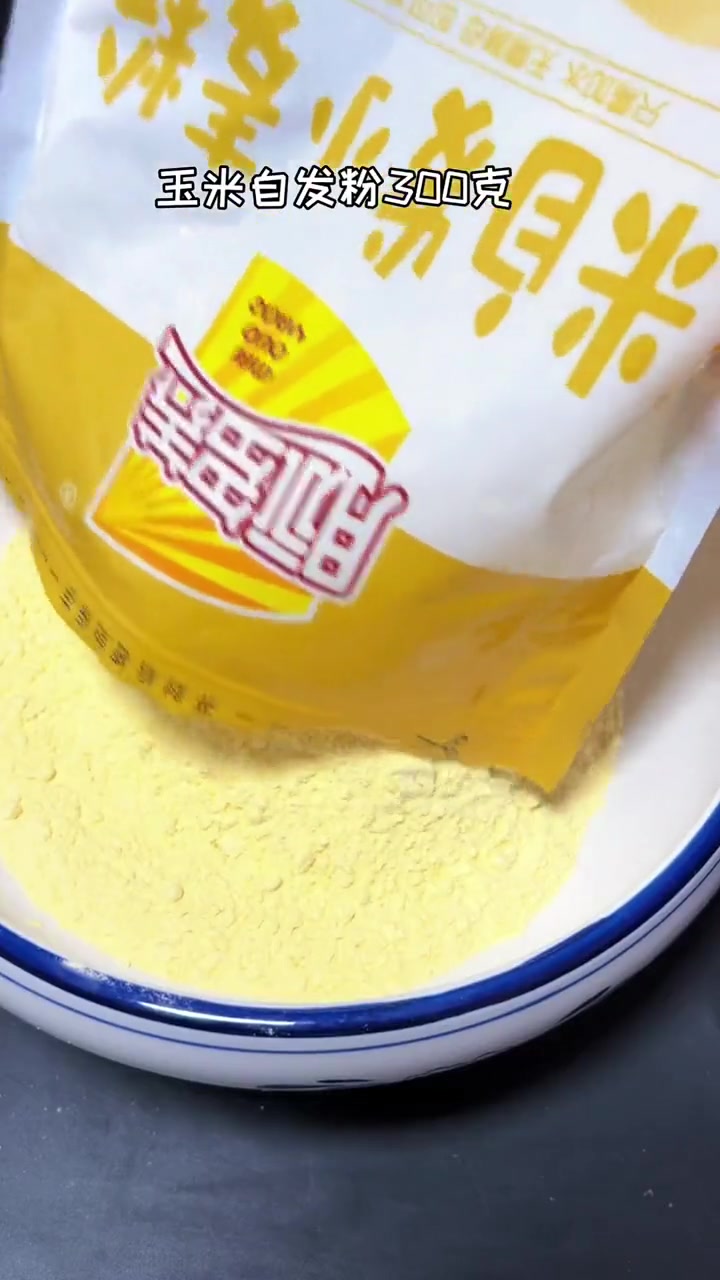 这是一周我家要吃三次的玉米青菜香菇素馅包，多吃也不担心长rourou