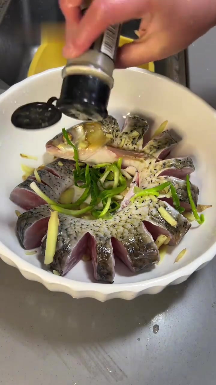 红眼鱼和草鱼有什么区别？今天就用这条红眼鱼做一个麻辣豆腐鱼