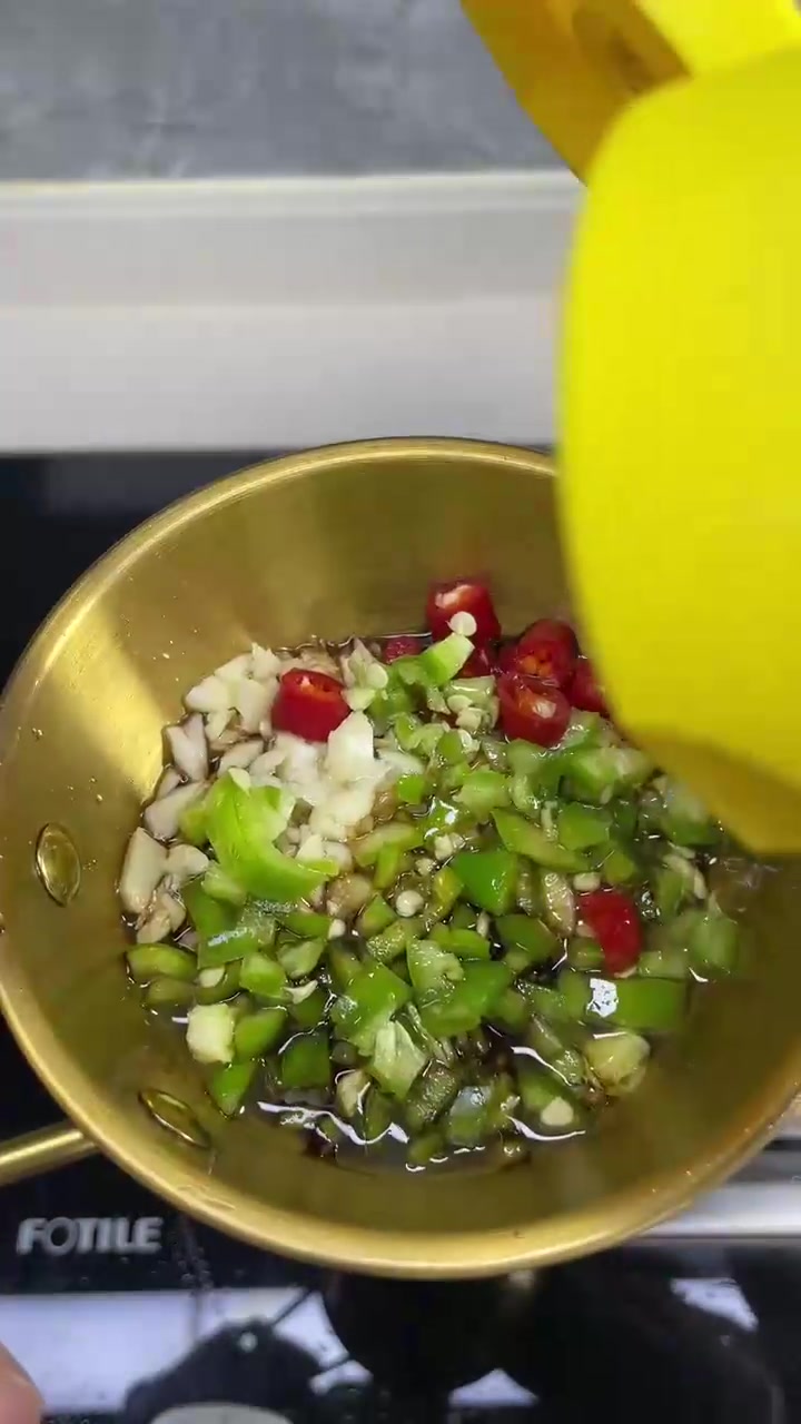 超级满足的鸡腿生菜拌饭