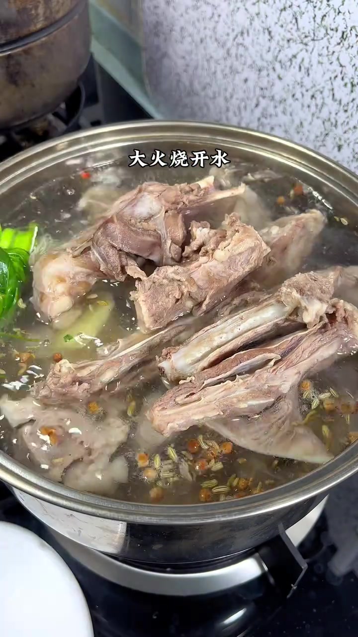 天气冷了，就差这样一锅，香喷喷，热乎乎的清炖羊肉