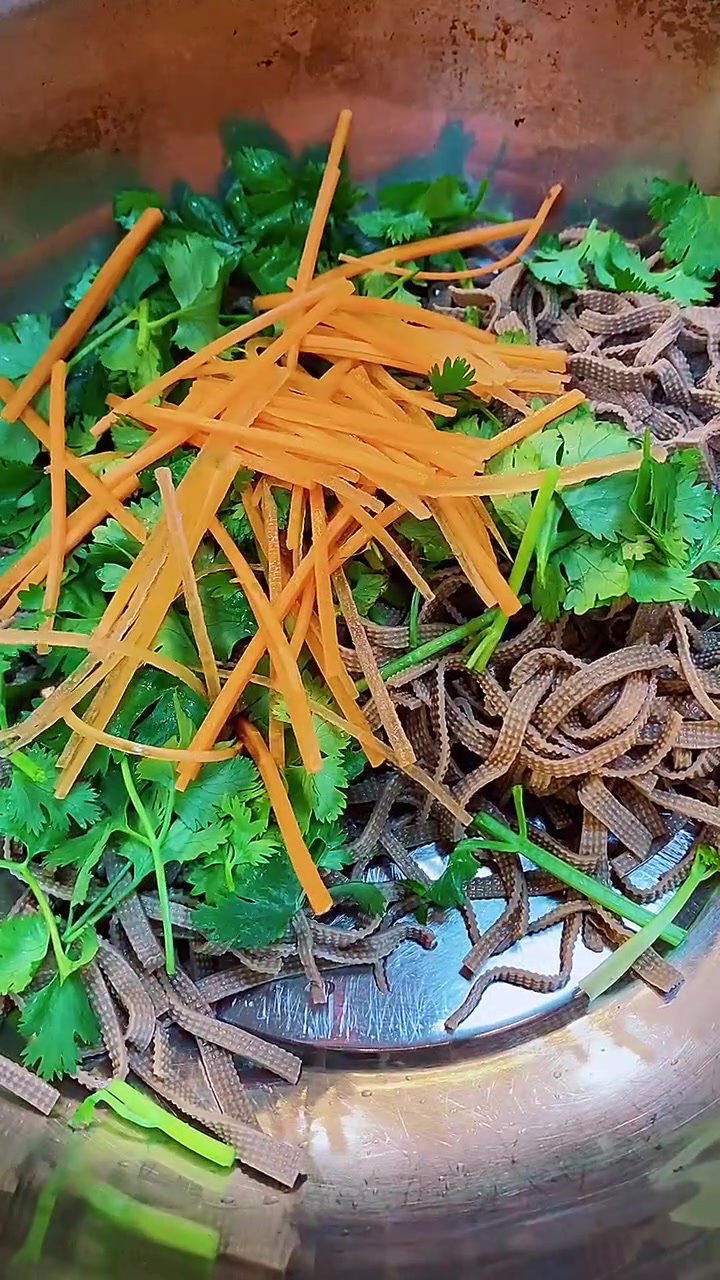 凉拌豆腐丝看似简单，操作技巧还得要掌握的，看看饭店大厨怎么给大家做的