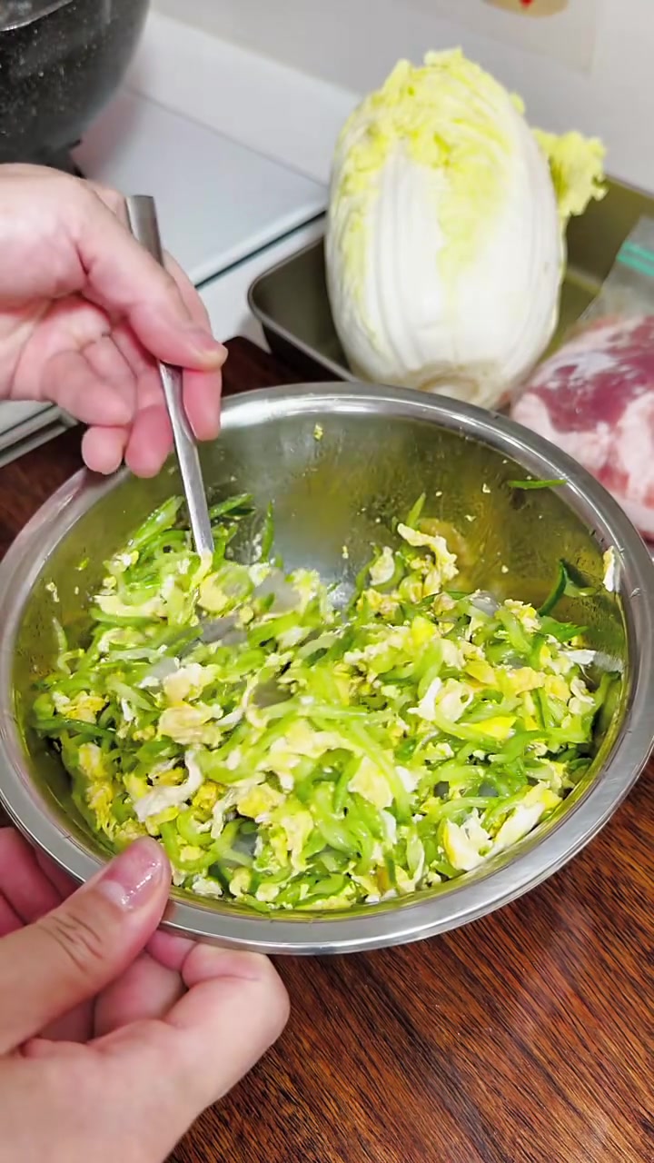 今天入伏吃饺子，黄瓜鸡蛋虾仁馅和白菜肉馅的，一荤一素都嘎嘎好吃