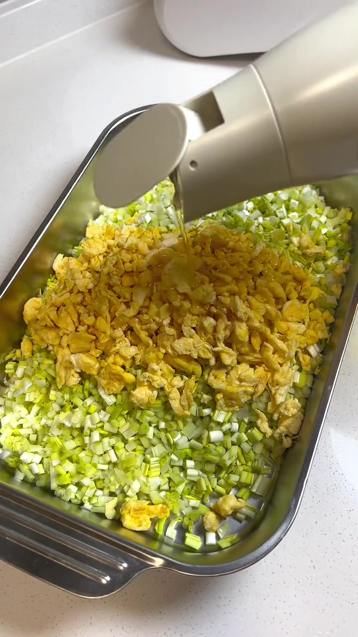 这个蒜黄鸡蛋馅儿饺子一定要试试，皮薄馅大，清爽好吃