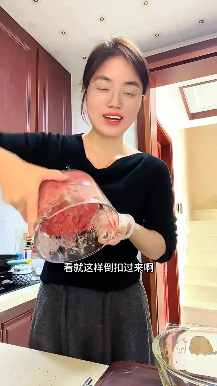 又到吃火锅的季节了，今天用4斤的肉做了两大盘的猪肉丸和牛肉丸，个个Q弹好吃，以后想吃丸子再