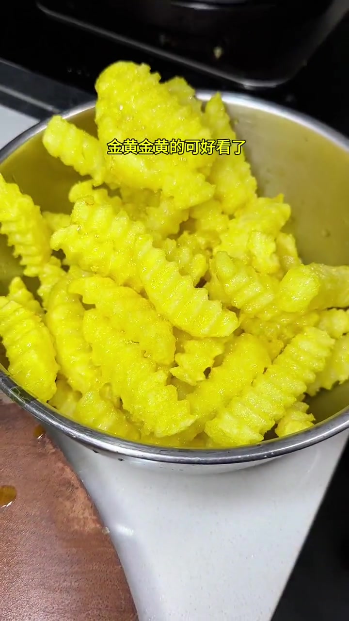 昨天晚上孩他爸给孩子们做了狼牙土豆，比外面小吃摊的还要好吃，周末你们也照着我们这个做法给孩