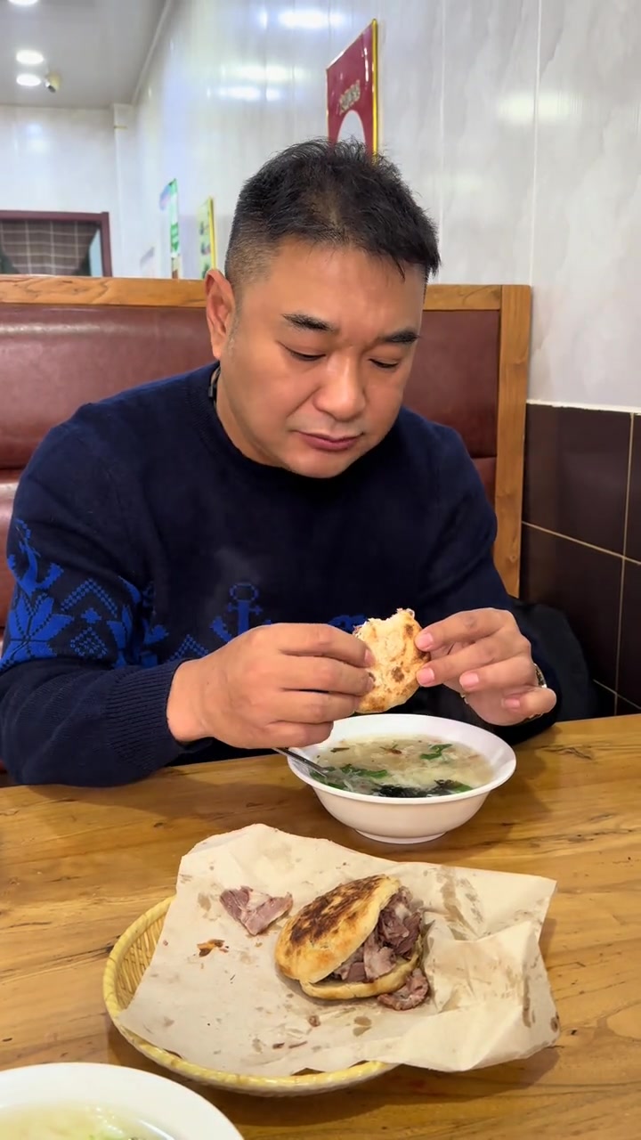 保定驴肉火烧，在来碗鸡蛋汤挺香！