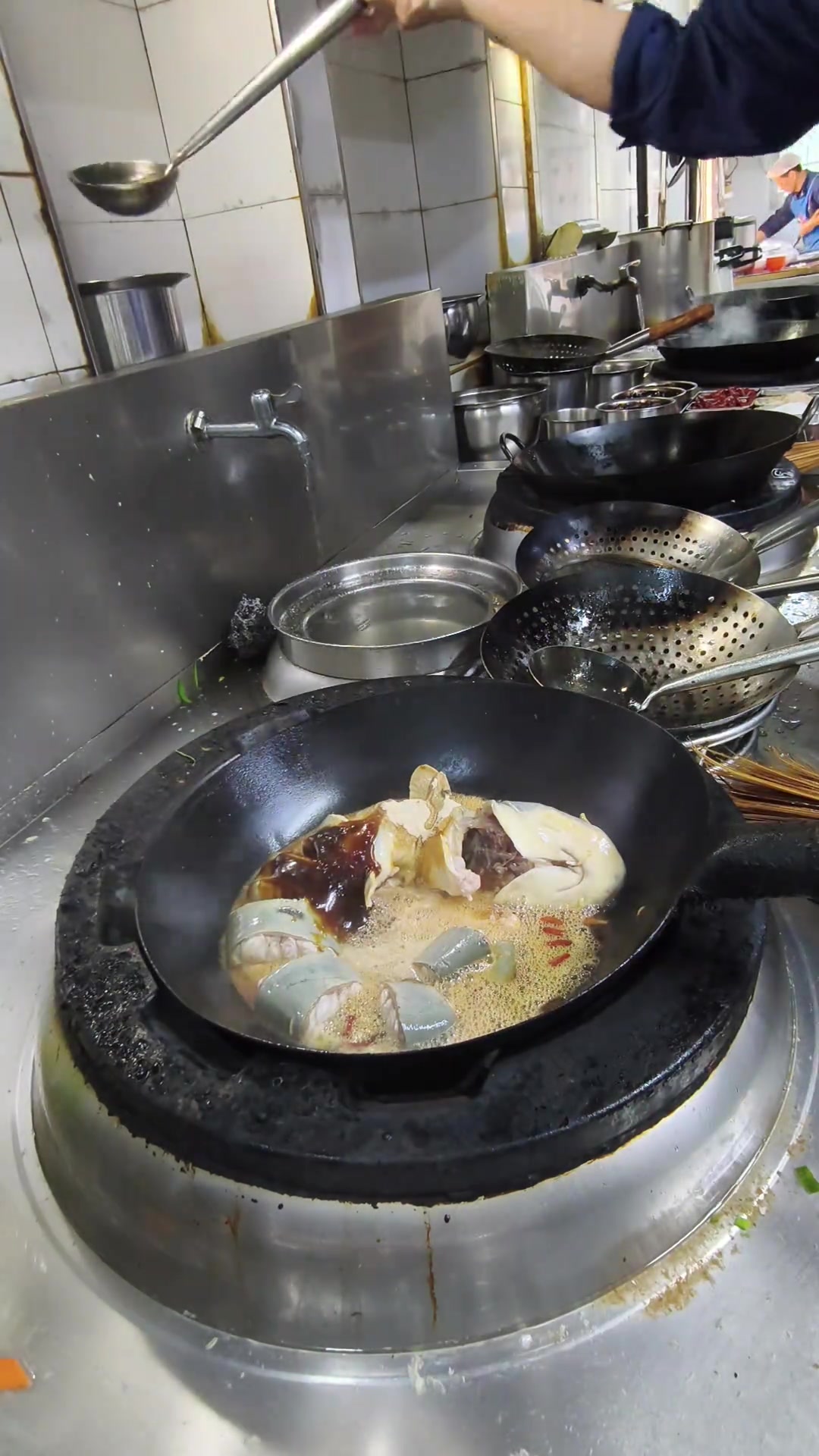 大蒜焖鲶鱼，一道美味家常菜的做法