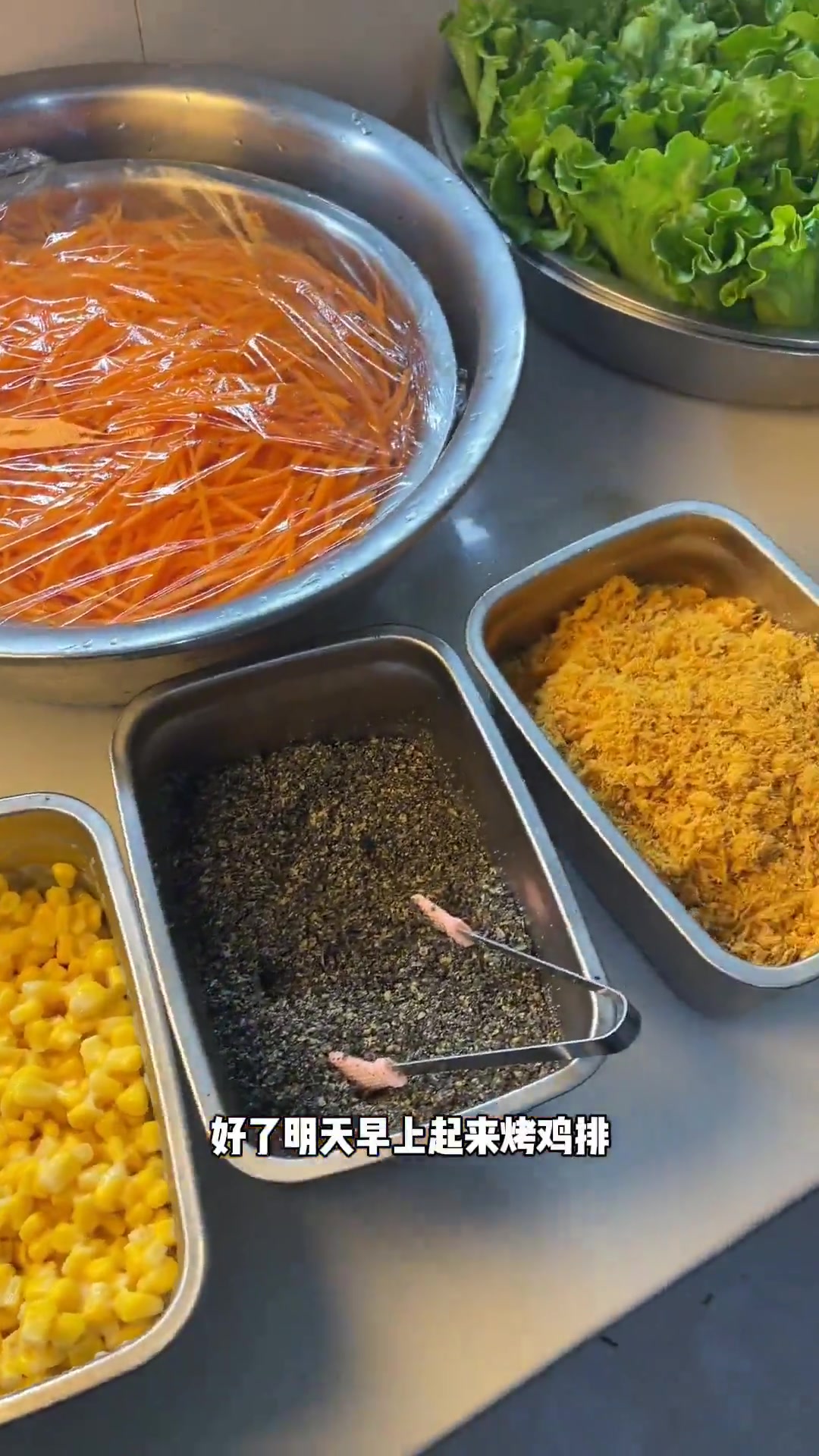 起床做92个三明治摆摊，一个半小时全卖完