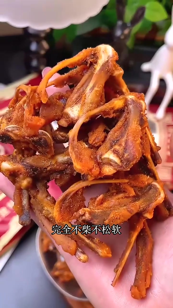 即食陈阿炳鸭锁骨是办公零食首选!下午饿了、嘴馋了,开袋啃两块,不用离开座位,解馋又不耽误工