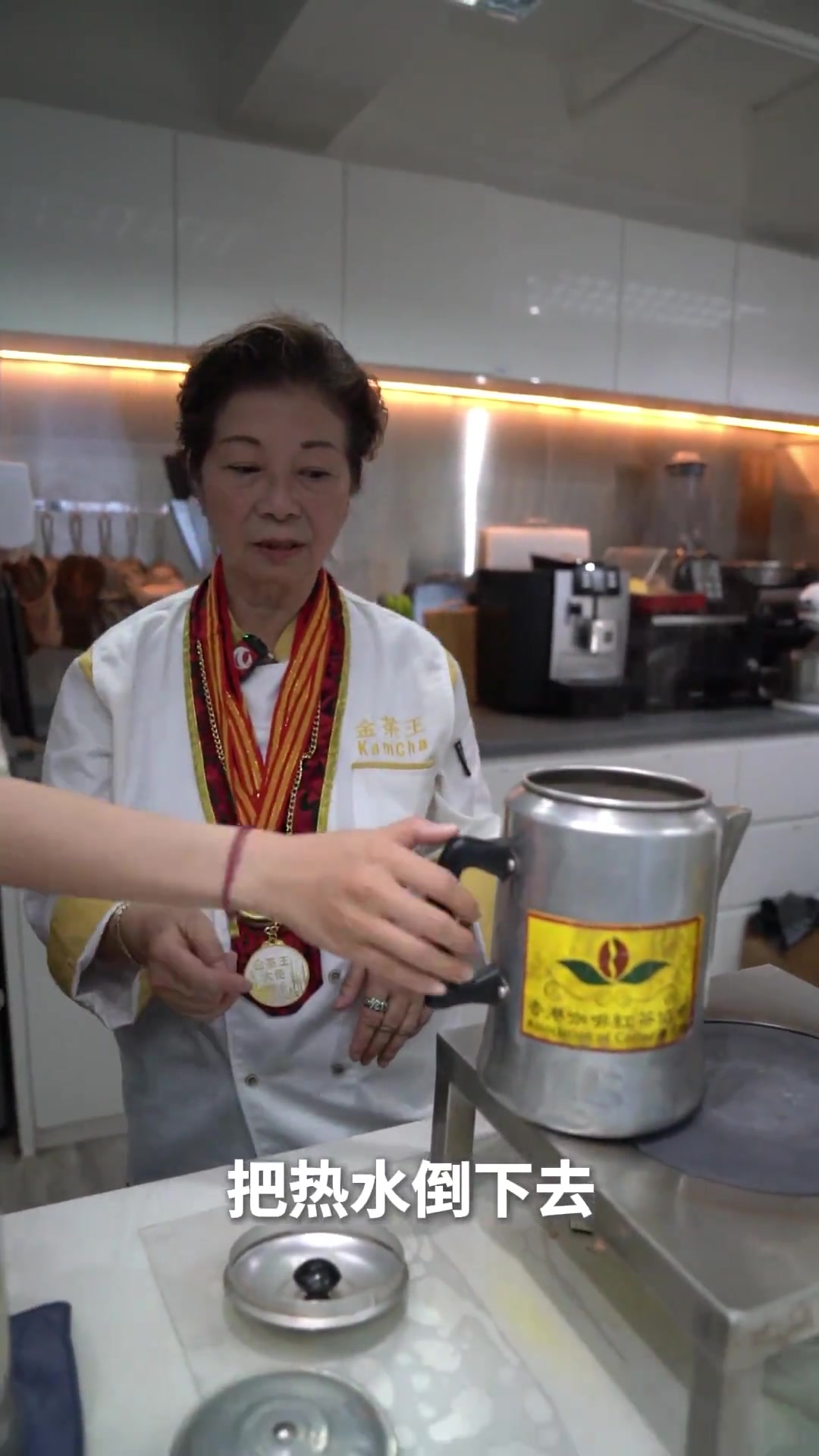 来香港,少不了喝一杯港式奶茶!跟随人民网记者的镜头来到“金茶王工坊”,学做一杯地道的港奶吧
