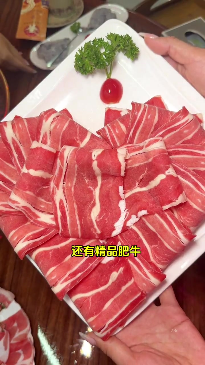 谁能拒绝裹满麻酱的老北京铜锅涮肉，再来上一口糖酸简直美滋滋