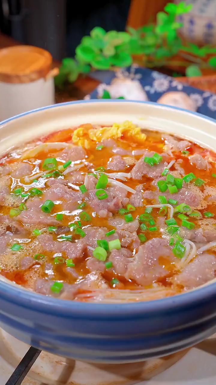 平时不知道给孩子做什么的，试试这道番茄滑肉汤鲜味美，肉片滑嫩