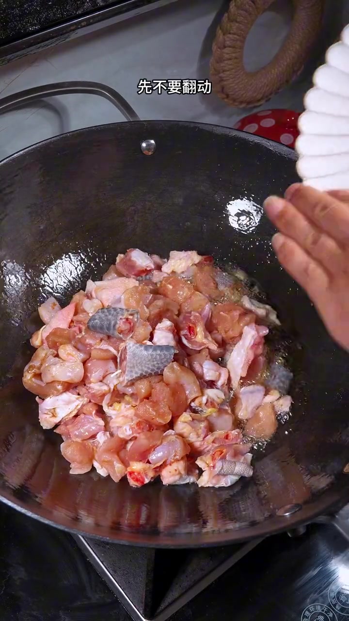 比辣椒炒肉还好吃的，辣椒鸡丁，香辣入味，鲜嫩又好吃