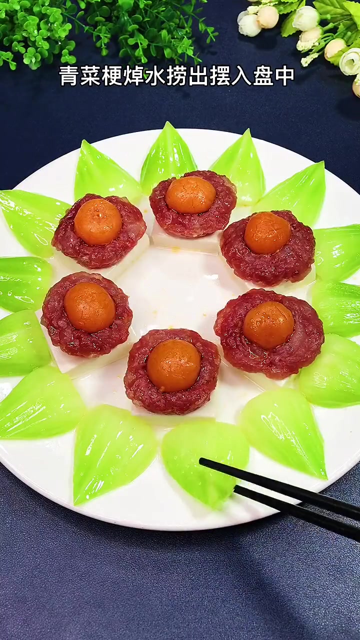 今天分享一道年夜饭的（碧玉凤凰盏），广式腊肉与咸蛋黄的完美结合