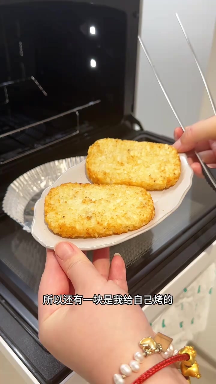 五年级小学生的早餐，今天吃意面和薯饼，被半成品撑起的早餐哈哈