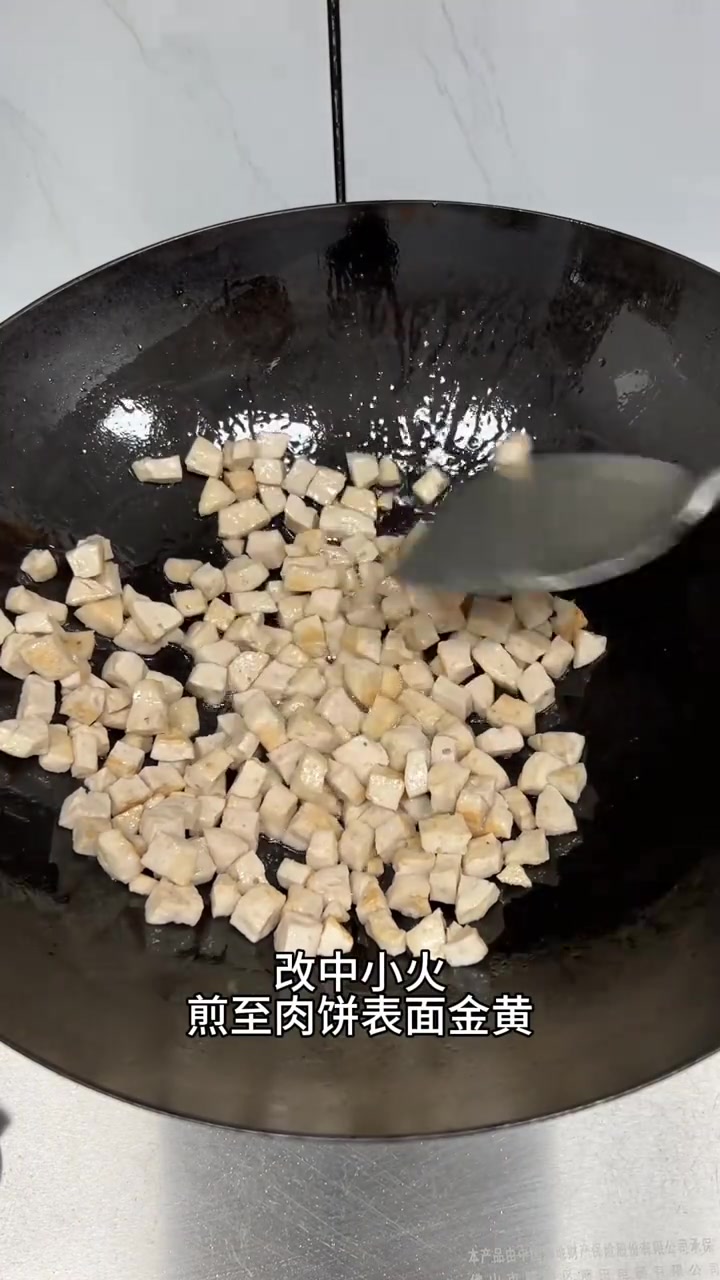 潮汕家常菜玉米红萝卜炒肉饼，玉米清甜，红萝卜脆爽