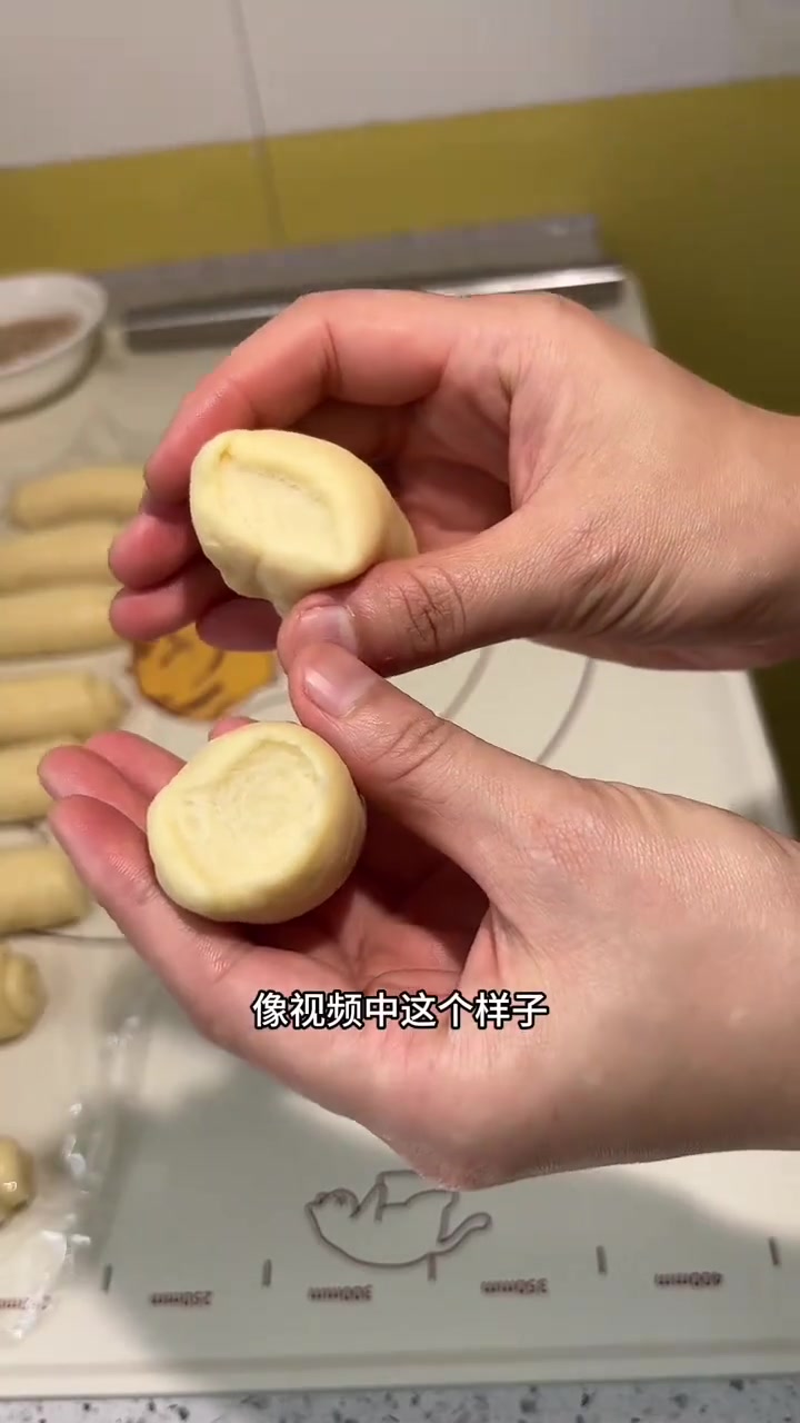 做法超级简单的蜂蜜小面包，下次再试试用电饭煲做！