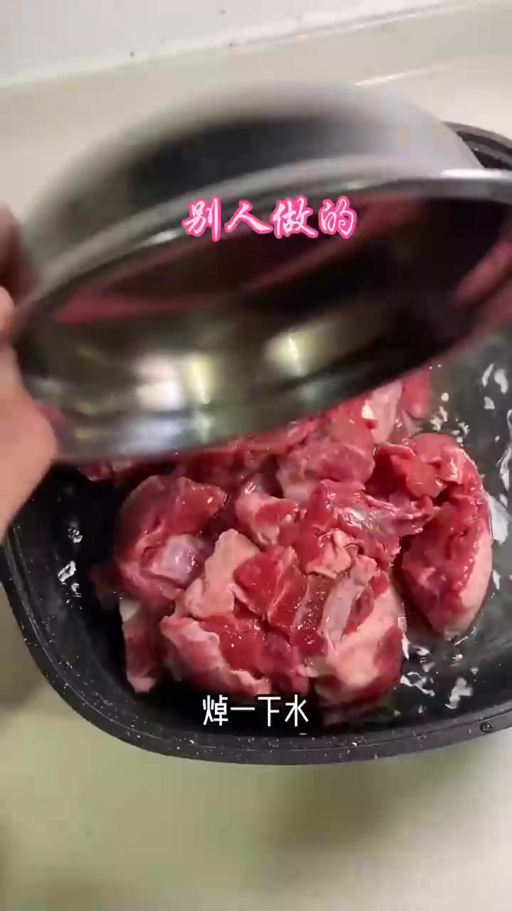在家一个电饭煲就可以做出跟酒店大厨一样的番茄牛腩焖土豆，超级简单