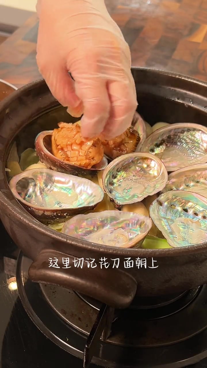 看到不错的鲍鱼就忍不住想吃，那就做一道简简单单的焗鲍鱼