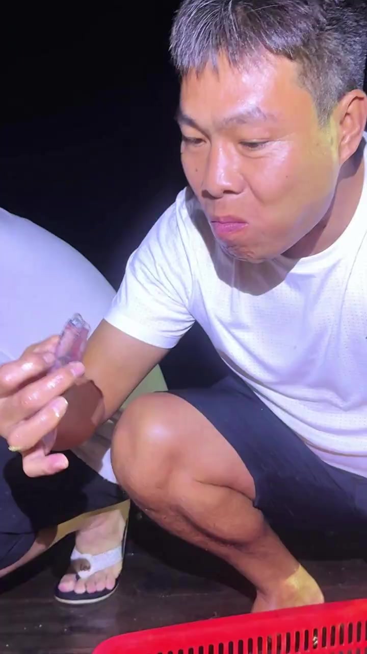 广东汕头靳老板带朋友包船捕鱼，船上鲜捕现吃，鲜到直跺脚