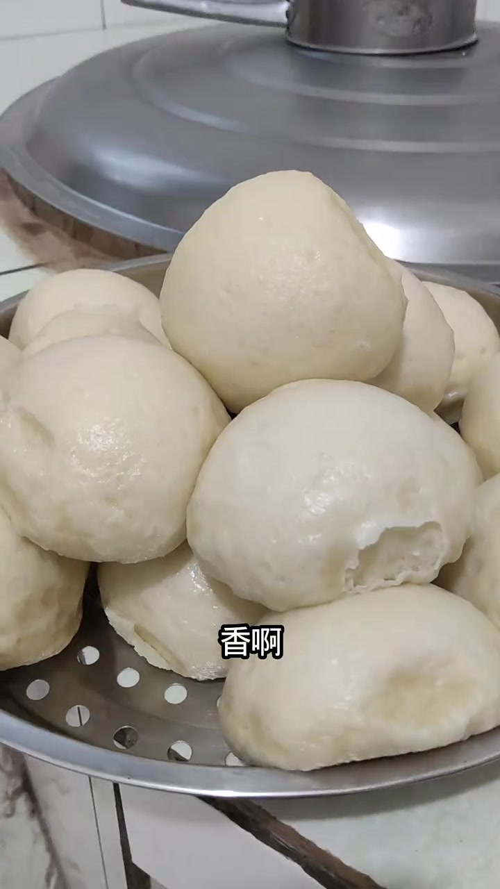 「立冬小记」原想包饺子应景,奈何冷雨整日未歇,只好改蒸馒头。面团在蒸汽里胖乎乎的样子,倒也