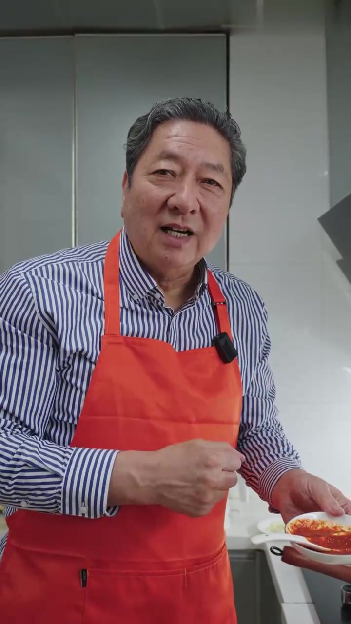 「虾酱熬豆腐」鲜嫩香甜，冬天来上一口，暖到心底